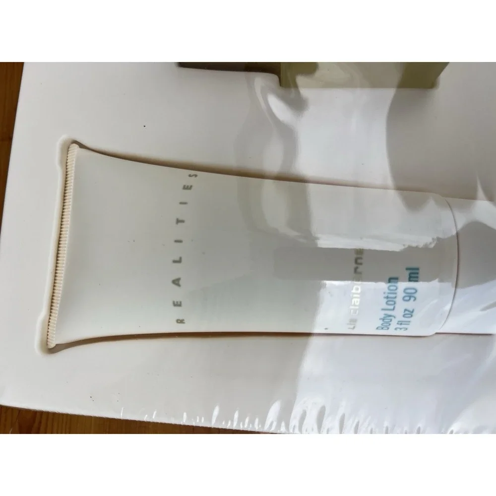 Liz Claiborne Realities 1.7 oz Spray Lotion Powder Gift Set New Vintage